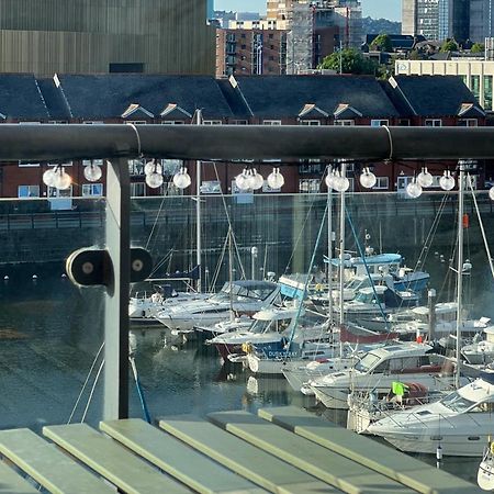 Elegant And Bright Seaside Apt In Swansea Marina מראה חיצוני תמונה